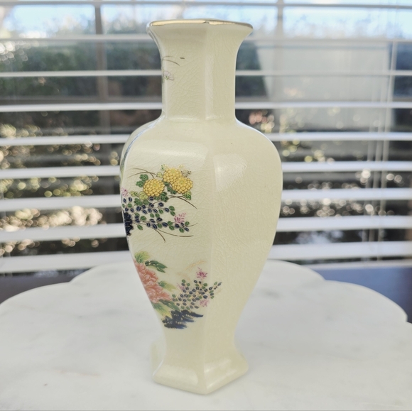 Vintage Japanese Satsuma-Style Ceramic Vase – Peacock & Floral Beauty! - Picture 4 of 10